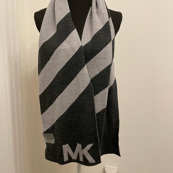 Michael Kors Men’s Scarf MK Logo Light Gray Charcoal Stripe Diagonal NEW - Picture 1 of 5